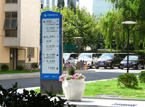 木里哪些因素影响宣传栏的制作？